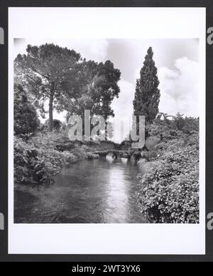 Lazio Latina Ninfa Ponte del Macello. Hutzel, Max 1960-1990 un ponte di pietra sovrastato a doppio arco che attraversa il fiume Ninfa. Note generali: Ninfa è una città medievale abbandonata. Il fotografo e studioso tedesco Max Hutzel (1911-1988) fotografò in Italia dai primi anni '1960 fino alla sua morte. Il risultato di questo progetto, citato da Hutzel come foto Arte minore, è un'accurata documentazione dello sviluppo storico dell'arte in Italia fino al XVIII secolo, che comprende oggetti degli Etruschi e dei Romani, nonché monumenti altomedievali, romanici, gotici, rinascimentali e barocchi. Immagini Foto Stock