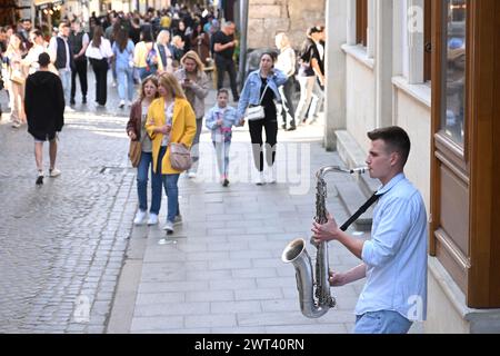 Leopoli, Ucraina - 23 aprile 2023: Un musicista di strada si esibisce nel centro della città di Leopoli. Foto Stock