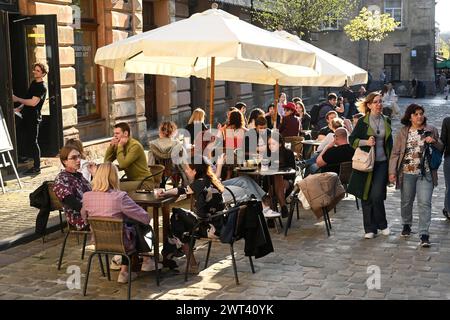 Leopoli, Ucraina - 23 aprile 2023: La gente riposa in un caffè nel centro di Leopoli. Foto Stock