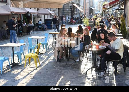 Leopoli, Ucraina - 23 aprile 2023: La gente riposa in un caffè nel centro di Leopoli. Foto Stock