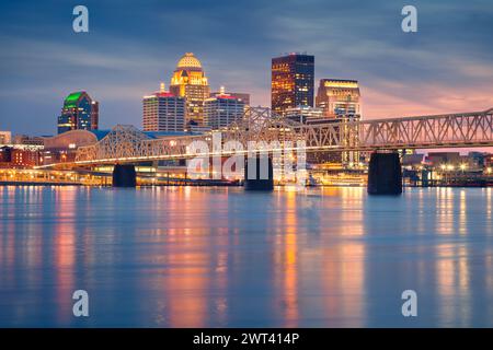 Louisville, Kentucky, Stati Uniti. Immagine del paesaggio urbano di Louisville, Kentucky, skyline del centro degli Stati Uniti con riflessi della città sul fiume Ohio al tramonto primaverile. Foto Stock