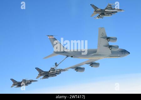 Gli F-16 Fighting Falcons del 148th Fighter Wing di Duluth, Minn. Eseguono una missione di rifornimento con un KC-135 Stratotanker del 128th Air Refuel Foto Stock