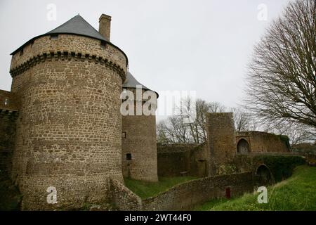 Vista sul castello medievale di Lassay Les Chateaux, Normandia, Francia, Europa nella primavera del 2024 Foto Stock