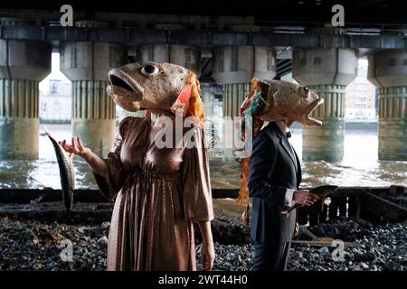 26 ottobre 2023, Fishmongers Hall, Londra, Regno Unito. La ribellione oceanica protesta contro i danni ecologici causati dall'allevamento del salmone. All'interno della sala, il Marine Stewardship Council organizza la cena annuale di premiazione. Comunicato stampa: Giovedì 26 ottobre alle ore 18:00 due artisti di salmone della Ocean Rebellion hanno spiaggiato davanti alla cena annuale del Marine Stewardship Council presso la Fishmongers’ Hall sulle rive del fiume inquinato Tamigi nella City di Londra. Indossavano grottesche teste di salmone e subito iniziarono una bizzarra e spietata partita di PONG ROSA, evidenziando la terribile crudeltà del salm scozzese Foto Stock