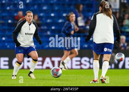 Londra, Regno Unito. 15 marzo 2024. Fran Kirby (a sinistra) del Chelsea si sta riscaldando prima del calcio d'inizio durante il match Chelsea FC Women vs Arsenal Women's Super League a Stamford Bridge, Londra, Inghilterra, Regno Unito il 15 marzo 2024 Credit: Every Second Media/Alamy Live News Foto Stock