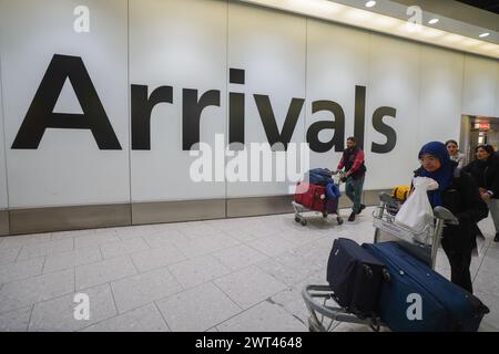 Londra, Regno Unito 15 marzo 2024. Viaggiatori che arrivano oggi al Terminal 4 di Heathrow. Un grave difetto nella banca dati sull'immigrazione del Ministero degli interni ha causato ritardi nell'elaborazione delle domande di immigrazione che hanno interessato più dello status di immigrazione di 76.000 persone che sono state elencate con nomi e fotografie errati. Crediti: amer ghazzal/Alamy Live News Foto Stock