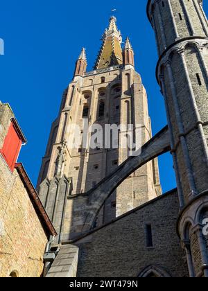 Chiesa storica a Bruges, vista dal basso, bel canale e case tradizionali nella città vecchia di Bruges, Bruges, Belgio. Foto di alta qualità Foto Stock