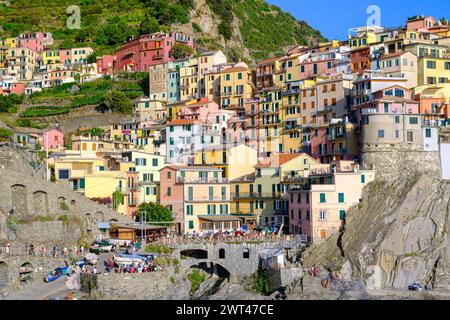 Manarola, IT - 26 luglio 2023: Case colorate nel villaggio di Manarola durante l'ora d'oro Foto Stock
