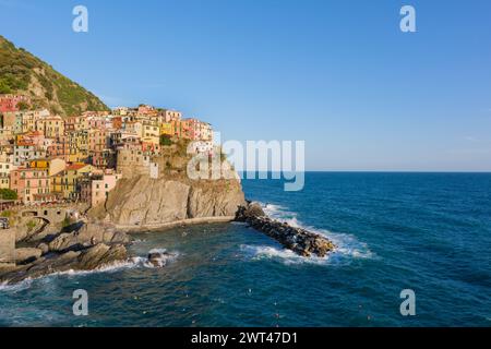 Manarola, IT - 26 luglio 2023: Case colorate nel villaggio di Manarola durante l'ora d'oro Foto Stock