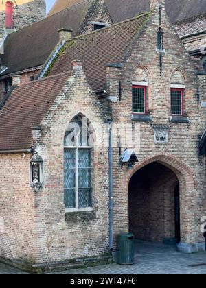 St John Hospital -Sint-Janshospitaal- nel centro storico della bellissima città di Brugge in Belgio, con le sue facciate storiche. Foto di alta qualità Foto Stock