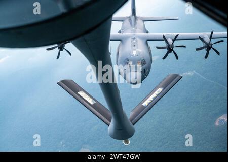 Un aereo MC-130J del 193rd Special Operations Wing segue da vicino un aereo KC-135 del 171st Air Refueling Wing come entrambi Foto Stock