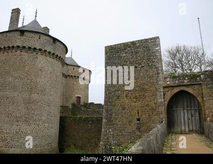 Vista dell'ingresso al castello, a Lassay Les Chateaux, Normandia, Francia, Europa nella primavera del 2024 Foto Stock