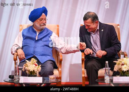 NUOVA DELHI, INDIA - 15 MARZO: Hardeep Singh Puri, ministro del petrolio e del gas naturale durante il lancio di "ETANOLO 100" presso una pompa di benzina indiana su Baba Kharak Singh Marg il 15 marzo 2024 a nuova Delhi, India. Secondo una dichiarazione ufficiale, L'ETANOLO 100 rappresenta un'alternativa più pulita e più ecologica alla benzina, con minori emissioni di gas a effetto serra e inquinanti, contribuendo in tal modo a combattere i cambiamenti climatici e a migliorare la qualità dell'aria nelle nostre comunità. Con il suo elevato numero di ottano, generalmente compreso tra 100 e 105, L'ETANOLO 100 si rivela ideale per i motori ad alte prestazioni, garantendo una maggiore efficienza Foto Stock