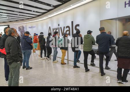 Londra, Regno Unito 15 marzo 2024. Viaggiatori che arrivano oggi al Terminal 4 di Heathrow. Un grave difetto nella banca dati sull'immigrazione del Ministero degli interni ha causato problemi nell'elaborazione delle domande di immigrazione che interessano più dello status di immigrazione di 76.000 persone che sono state elencate con nomi e fotogrpah errati. Crediti: amer ghazzal/Alamy Live News Foto Stock