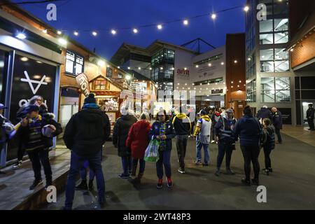 I tifosi cominciano ad arrivare in vista della partita del quinto turno della Super League Betfred Leeds Rhinos vs St Helens all'Headingley Stadium di Leeds, Regno Unito, 15 marzo 2024 (foto di Mark Cosgrove/News Images) in, il 15/3/2024. (Foto di Mark Cosgrove/News Images/Sipa USA) credito: SIPA USA/Alamy Live News Foto Stock