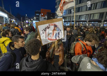 Bruxelles, Belgio. 15 marzo 2024. La gente partecipa a una marcia di solidarietà in occasione della giornata internazionale contro la violenza e la repressione della polizia, venerdì 15 marzo 2024, a Bruxelles. BELGA FOTO NICOLAS MAETERLINCK credito: Belga News Agency/Alamy Live News Foto Stock