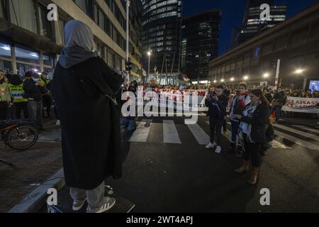 Bruxelles, Belgio. 15 marzo 2024. La gente partecipa a una marcia di solidarietà in occasione della giornata internazionale contro la violenza e la repressione della polizia, venerdì 15 marzo 2024, a Bruxelles. BELGA FOTO NICOLAS MAETERLINCK credito: Belga News Agency/Alamy Live News Foto Stock