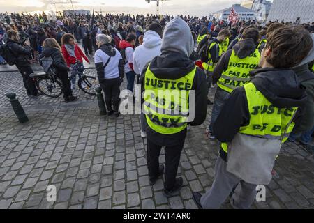 Bruxelles, Belgio. 15 marzo 2024. La gente partecipa a una marcia di solidarietà in occasione della giornata internazionale contro la violenza e la repressione della polizia, venerdì 15 marzo 2024, a Bruxelles. BELGA FOTO NICOLAS MAETERLINCK credito: Belga News Agency/Alamy Live News Foto Stock