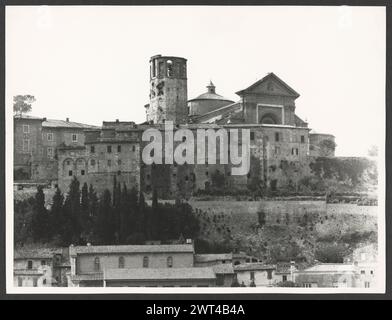 Cattedrale Umbria Terni Amelia 0. Hutzel, Max 1960-1990 Medieval: Lapidi, fonte battesimale. Post-medievale: Originale chiesa romanica completamente ristrutturata nel 1640. Architettura, scultura architettonica, vedute degli interni tra cui altare e organo, fonte battesimale, tombe, marciapiede di Sangallo, dipinti, affreschi. Ampia copertura di esterni, navate interne e altari, tombe, cappella funeraria e dipinti. Il fotografo e studioso tedesco Max Hutzel (1911-1988) fotografò in Italia dai primi anni '1960 fino alla sua morte. Il risultato di questo progetto, citato da Hutzel come foto Arte minore, è Foto Stock