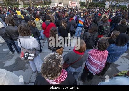 Bruxelles, Belgio. 15 marzo 2024. La gente partecipa a una marcia di solidarietà in occasione della giornata internazionale contro la violenza e la repressione della polizia, venerdì 15 marzo 2024, a Bruxelles. BELGA FOTO NICOLAS MAETERLINCK credito: Belga News Agency/Alamy Live News Foto Stock