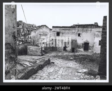 Basilicata Matera Matera Sasso Caveoso e Sasso Barisano. Hutzel, Max 1960-1990 Medioevale: Panorami dei Sassi (la sezione scavata nella roccia della città), architettura, scultura architettonica Antichità Note generali: Sebbene la sequenza numerica per questo sito vada da 1 a 229, le viste di monumenti specifici al suo interno sono state estratte e raggruppate separatamente. Il fotografo e studioso tedesco Max Hutzel (1911-1988) fotografò in Italia dai primi anni '1960 fino alla sua morte. Il risultato di questo progetto, citato da Hutzel come foto Arte minore, è una documentazione completa dello sviluppo storico dell'arte in Foto Stock