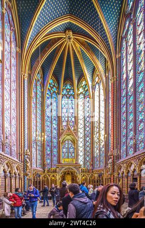 I turisti ammirano le splendide vetrate colorate della Sainte Chapelle. Foto Stock