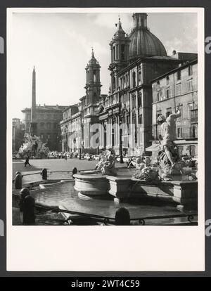 Lazio Roma Roma Piazza Navona. Hutzel, Max 1960-1990 vedute generali della piazza (antico circo di Dominiziano), con dettagli su Fontana del Moro, Fontana dei fiumi e Fontana del Nettuno. Il fotografo e studioso tedesco Max Hutzel (1911-1988) fotografò in Italia dai primi anni '1960 fino alla sua morte. Il risultato di questo progetto, citato da Hutzel come foto Arte minore, è un'accurata documentazione dello sviluppo storico dell'arte in Italia fino al XVIII secolo, che comprende oggetti degli Etruschi e dei Romani, nonché monume altomedievale, romanico, gotico, rinascimentale e barocco Foto Stock