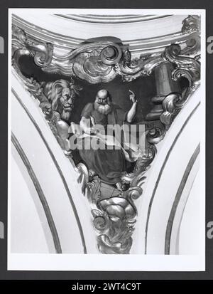 Abruzzo Teramo Teramo S. Agostino5. Hutzel, Max 1960-1990 Vista della facciata barocca costruita nel XIX secolo. Le vedute generali dell'interno includono: Un organo, una cupola, un pulpito, due altari laterali in pietra, confessionali e dipinti murali. La copertura incarna l'altare maggiore (XVI secolo) che è in argento e raffigura una scena dell'ultima cena. Nell'Oratorio si trovano affreschi dei quattro evangelisti nei pennacchi a cupola, un affresco sul soffitto e dipinti murali. Il fotografo e studioso tedesco Max Hutzel (1911-1988) fotografò in Italia dai primi anni '1960 fino alla sua morte. Il risultato di questo progetto Foto Stock