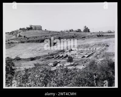 Abruzzo Alba Fucens vedute generali. Hutzel, Max 1960-1990 colonia romana di veterani repubblicani, piano castrum, foro del i secolo a.C., anfiteatro, vari edifici civili e religiosi, frammenti architettonici, fontana comunitaria; fotografo e studioso tedesco Max Hutzel (1911-1988) fotografato in Italia dai primi anni '1960 fino alla sua morte. Il risultato di questo progetto, citato da Hutzel come foto Arte minore, è un'accurata documentazione dello sviluppo storico dell'arte in Italia fino al XVIII secolo, che comprende oggetti degli Etruschi e dei Romani, oltre che dell'altomedievale, romanico, gotico Foto Stock