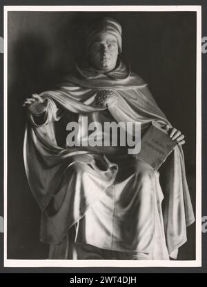 Lazio Roma Ponteficio Ateneo Angelicum. Hutzel, Max 1960-1990 Vista della facciata dell'accademia, con vedute dettagliate di creste, statua del portico e fontana. (Impossibile verificare la posizione della fontana in questo monumento.) Note generali: Queste viste fanno parte della sequenza numerica per SS. Domenico e Sisto, che e' la porta accanto. Il fotografo e studioso tedesco Max Hutzel (1911-1988) fotografò in Italia dai primi anni '1960 fino alla sua morte. Il risultato di questo progetto, citato da Hutzel come foto Arte minore, è un'accurata documentazione dello sviluppo storico dell'arte in Italia fino al XVIII secolo, tra cui Ob Foto Stock