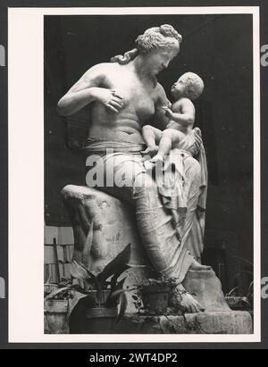 Lazio Roma Palazzo Lante. Hutzel, Max 1960-1990 Post-medievale: Architettura, vista sul cortile, scultura architettonica; pittura (affreschi sul soffitto e sulle pareti), rilievi scultorei. Note sull'oggetto: Il palazzo fu commissionato da papa Leone X dei Medici all'inizio del XVI secolo. Dopo la seconda guerra mondiale, il palazzo fu rilevato dalla città di Roma e nel 1955 iniziò il restauro, terminando nel 1958 circa. Situato in Piazza S. Eustachio. Il fotografo e studioso tedesco Max Hutzel (1911-1988) fotografò in Italia dai primi anni '1960 fino alla sua morte. Il risultato di questo progetto, indicato da Hutzel come FOT Foto Stock