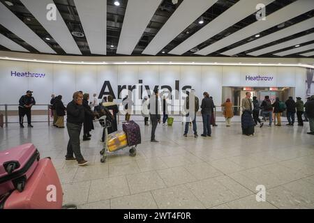 Londra, Regno Unito 15 marzo 2024. Viaggiatori che arrivano oggi al Terminal 4 di Heathrow. Un grave difetto nella banca dati sull'immigrazione del Ministero degli interni ha causato problemi nell'elaborazione delle domande di immigrazione che interessano più dello status di immigrazione di 76.000 persone che sono state elencate con nomi e fotogrpah errati. Crediti: amer ghazzal/Alamy Live News Foto Stock