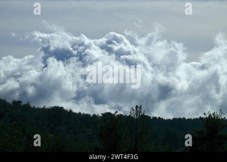 Nuvole nel cielo del Parco dell'Etna, Sicilia, Italia Foto Stock