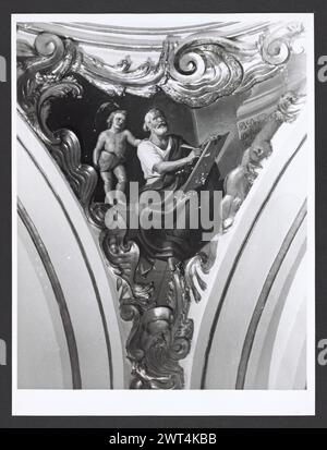 Abruzzo Teramo Teramo S. Agostino4. Hutzel, Max 1960-1990 Vista della facciata barocca costruita nel XIX secolo. Le vedute generali dell'interno includono: Un organo, una cupola, un pulpito, due altari laterali in pietra, confessionali e dipinti murali. La copertura incarna l'altare maggiore (XVI secolo) che è in argento e raffigura una scena dell'ultima cena. Nell'Oratorio si trovano affreschi dei quattro evangelisti nei pennacchi a cupola, un affresco sul soffitto e dipinti murali. Il fotografo e studioso tedesco Max Hutzel (1911-1988) fotografò in Italia dai primi anni '1960 fino alla sua morte. Il risultato di questo progetto Foto Stock