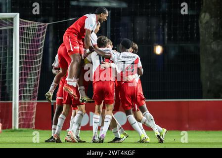 Utrecht, Paesi Bassi. 15 marzo 2024. UTRECHT, 15-03-2024, Zoudenbalch, Keuken Kampioen Divisie, calcio olandese, stagione 2023/2024, durante la partita Jong Utrecht - Emmen, il giocatore di Jong FC Utrecht Mees Akkerman segna e festeggia 2-1 crediti: Pro tiri/Alamy Live News Foto Stock