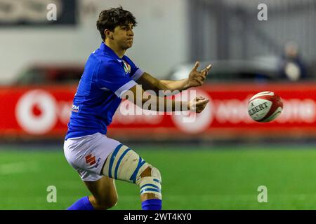 Cardiff, Regno Unito. 15 marzo 2024. Lorenzo Elettri dell'Italia U20 passa il pallone durante la partita del campionato U20 sei Nazioni 2024, Galles U20 contro Italia U20 al Cardiff Arms Park di Cardiff venerdì 15 marzo 2024. foto di Dan Minto/Andrew Orchard fotografia sportiva/ Alamy Live News crediti: Andrew Orchard fotografia sportiva/Alamy Live News Foto Stock