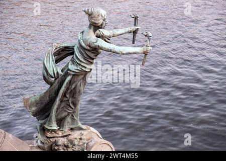 Statua di bronzo situata su un ponte del fiume Moldavia al tramonto estivo. Praga, Repubblica Ceca. Foto Stock