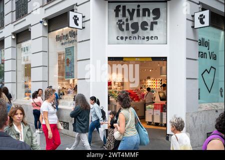 I pedoni e gli amanti dello shopping passano accanto alla catena di articoli da regalo danese Flying Tiger Copenhagen, negozio in Spagna. Foto Stock