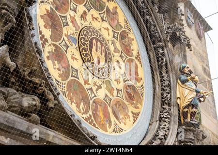 Maestoso orologio astronomico nella storica Piazza europea durante il giorno Foto Stock
