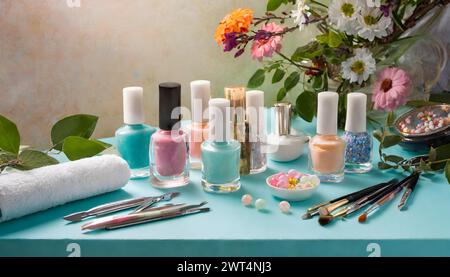 Set decorativo di prodotti cosmetici, per il trucco e per la manicure su una tavoletta blu con spazio per copie Foto Stock