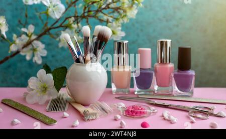 Set decorativo di prodotti cosmetici, per il trucco e per la manicure su una tavoletta rosa con spazio per le copie Foto Stock