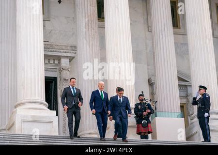 Washington, Stati Uniti. 15 marzo 2024. Il Taoiseach irlandese Leo Varadkar (da sinistra), il presidente degli Stati Uniti Joe Biden e il presidente della camera Mike Johnson (R-LA) lasciano il Campidoglio dopo il pranzo degli amici d'Irlanda con il Taoiseach irlandese Leo Varadkar a Washington, DC venerdì 15 marzo 2024. Foto di Nathan Howard/UPI credito: UPI/Alamy Live News Foto Stock