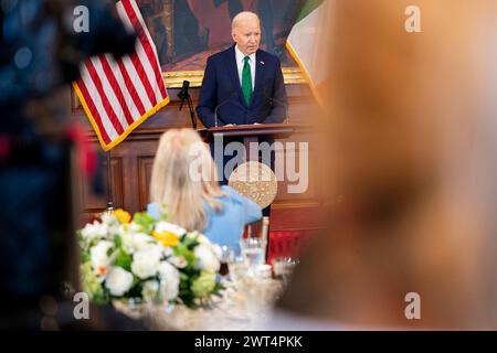 Washington, Stati Uniti. 15 marzo 2024. Il presidente degli Stati Uniti Joe Biden pronuncia le sue osservazioni durante il pranzo Friends of Ireland con il Taoiseach irlandese Leo Varadkar a Washington, DC, venerdì 15 marzo 2024. Foto di Nathan Howard/UPI credito: UPI/Alamy Live News Foto Stock