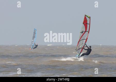 Windsurf sulla costa settentrionale del Kent Foto Stock