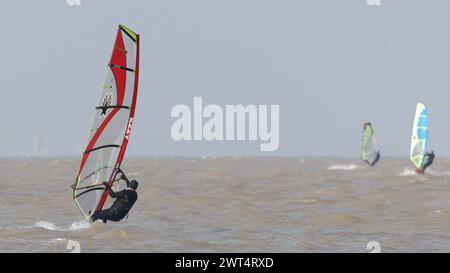 Windsurf sulla costa settentrionale del Kent Foto Stock