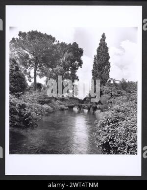 Lazio Latina Ninfa Ponte del Macello. Hutzel, Max 1960-1990 un ponte di pietra sovrastato a doppio arco che attraversa il fiume Ninfa. Note generali: Ninfa è una città medievale abbandonata. Il fotografo e studioso tedesco Max Hutzel (1911-1988) fotografò in Italia dai primi anni '1960 fino alla sua morte. Il risultato di questo progetto, citato da Hutzel come foto Arte minore, è un'accurata documentazione dello sviluppo storico dell'arte in Italia fino al XVIII secolo, che comprende oggetti degli Etruschi e dei Romani, nonché monumenti altomedievali, romanici, gotici, rinascimentali e barocchi. Immagini Foto Stock