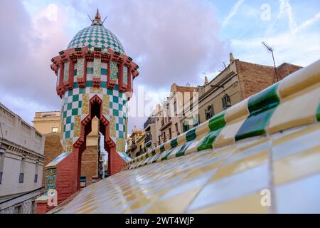 Mosaico all'esterno di Casa Vicens, piastrelle esterne, edificio di architettura modernista di Antoni Gaudí, quartiere di Gràcia, Barcellona, Spagna Foto Stock