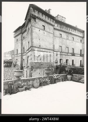 Lazio Viterbo Vignanello Castello Ruspoli. Hutzel, max 1960-1990 viste esterne di tutti i lati del castello, ristrutturato nel 1575, inclusa la vista posteriore del parco. Il fotografo e studioso tedesco Max Hutzel (1911-1988) fotografò in Italia dai primi anni '1960 fino alla sua morte. Il risultato di questo progetto, citato da Hutzel come foto Arte minore, è un'accurata documentazione dello sviluppo storico dell'arte in Italia fino al XVIII secolo, che comprende oggetti degli Etruschi e dei Romani, nonché monumenti altomedievali, romanici, gotici, rinascimentali e barocchi. Le immagini sono organizzate in base alla registrazione geografica Foto Stock