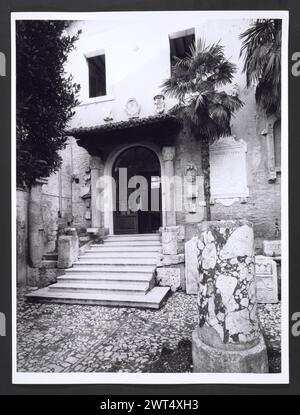 Umbria Terni Amelia Palazzo Comunale. Hutzel, Max 1960-1990 Medieval: Scultura architettonica: Sarcofago, capitelli. Post-medievale: Architettura e scultura architettonica. Piazza del Municipio (Piazza Matteotti) con vista sul Palazzo Comunale; portale; stemmi e insegne. Vedute interne di affreschi, fregi, dipinti del XVI e XVII secolo nelle Antichità dei Saloni i e II: Architettura e scultura architettonica, resti e frammenti dell'ex palazzo romano e dei sepolcri, capitelli, statue, lapidi, sarcofagi, altare sacrificale. Note sull'oggetto: Il Palazzo Co Foto Stock