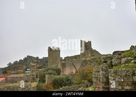 Mura della città rovinate di Marialva, Portogallo Foto Stock